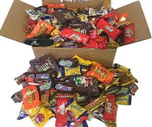 win-4lb-box-of-assorted-halloween-candy-giveaway