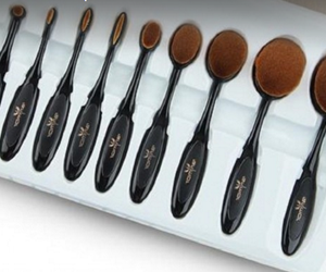 win-oval-shaped-makeup-brush-set