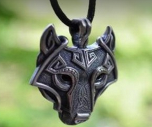 win-wolf-head-necklace