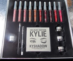 Win-Kylie-Cosmetics-Limited-Edition-Collectors-Box