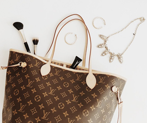 Win-Louis-Vuitton-Neverfull-Giveaway