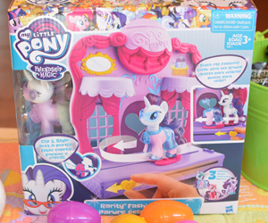 Win-My-Little-Pony-Rarity-Fashion-Runway-Playset